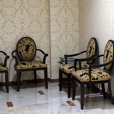 卡德亚雷蒂罗酒店 3*